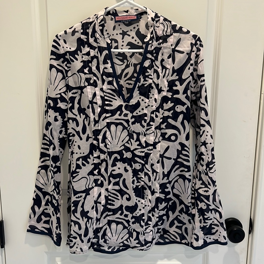 Vineyard Vines navy and white patterned long sleeved blouse, size S